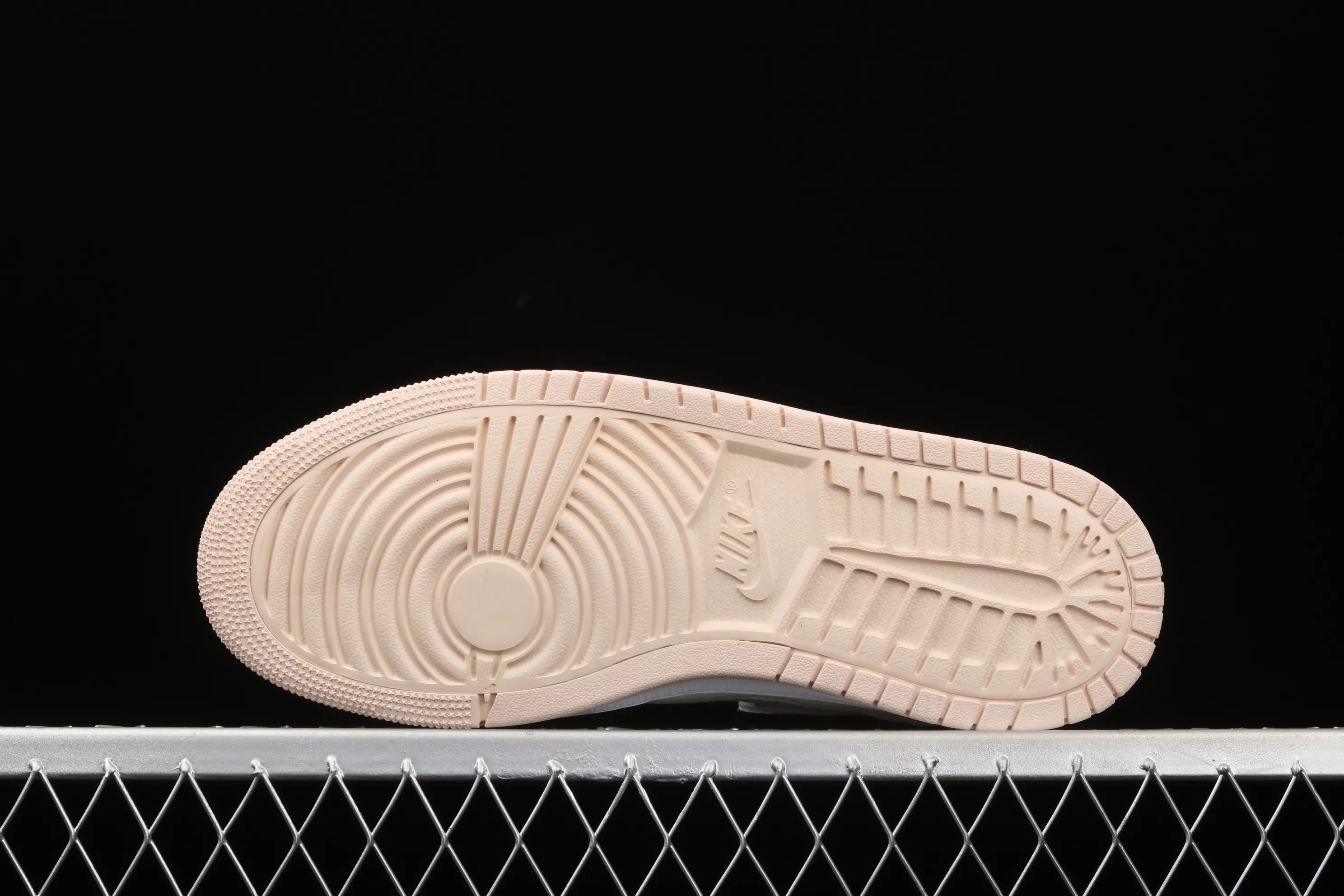 All categories Air Jordan Jordan series basketball shoes Air Jordan 1 High G version Air Jordan 1 Zoom Air CMFT AJ1 Joe 1 Pearl White high-top basketball shoes CT0979-107
